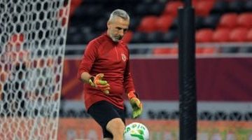 الأهلي يبحث مصير ميشيل يانكون بعد التعاقد مع ريفيرو لتدريب الفريق