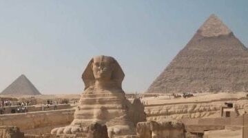 عاجل.. 
                                            خلى بالك.. تسلق الآثار بدون تصريح يقودك لخلف القضبان