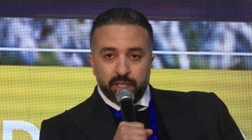 ‎احتفظ بالعنوان كما هو مع تغير طفيف كلمة او كلمتين ، وتجنّب استخدام النقطتين “:” واستبدلها بفاصل طبيعي أو جملة خبرية جذابة. اجعل العنوان مناسبًا لاقتراحات Google News ويبدو وكأنه كتبه محرر صحفي محترف هذا هو العنوان 
                                            محمد سراج عن احتفالات بيراميدز بالدوري: البطل الرسمي واحد وهو الأهلي