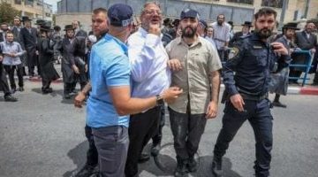 عاجل.. 
                                            “صفعة وشلوت”.. شاهد علقة وزير الأمن القومى الإسرائيلى وزوجته بشوارع القدس