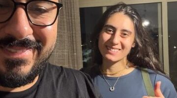 نور الشربينى تصل القاهرة برفقة أسرتها بعد التتويج ببطولة العالم للاسكواش