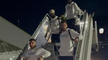 بعثة بيراميدز تصل إلى جنوب أفريقيا استعدادًا لمواجهة صن داونز في مواجهة منتظرة.. صور
