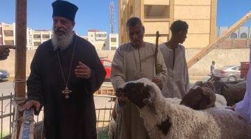 عاجل.. 
                                            عادة كل سنة.. قس يشترى خروف العيد لمشاركة المسلمين فى الأضحية (فيديو وصور)