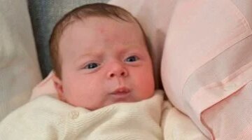 بشكل استثنائي هوجو أول طفل في بريطانيا يولد بعد عملية