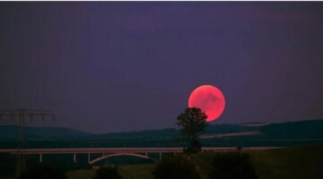 ظاهرة نادرة متى يظهر القمر الدموي في سماء رمضان عام