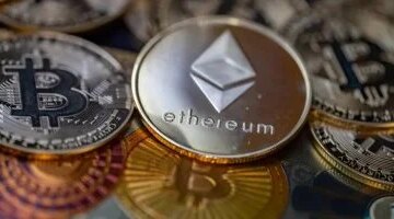 قفزة قوية بتكوين تتجاوز 65 ألف دولار وسط انتعاش جماعي