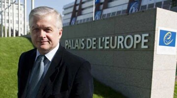 محاولة انتحار رئيس وزراء النرويج الأسبق ينهار بسبب فضيحة ملفات