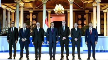 مصر توقع أكبر صفقة ترددات مع مشغلي الهاتف المحمول منذ